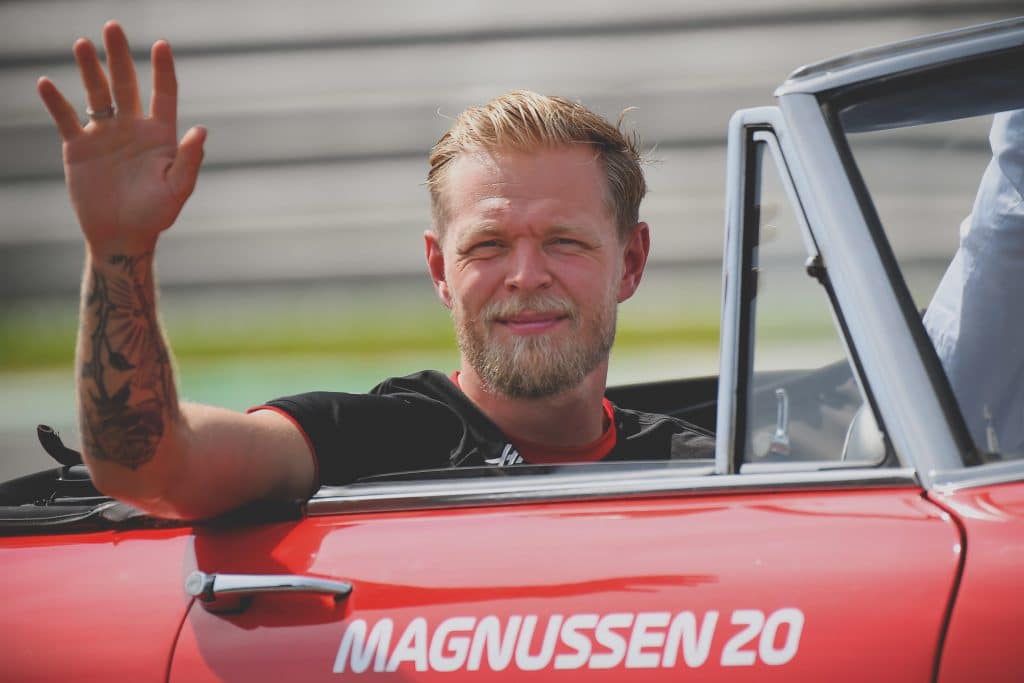Por » admin by request Kevin magnussen waving to fans in a car on race day before the f1 race » admin by request